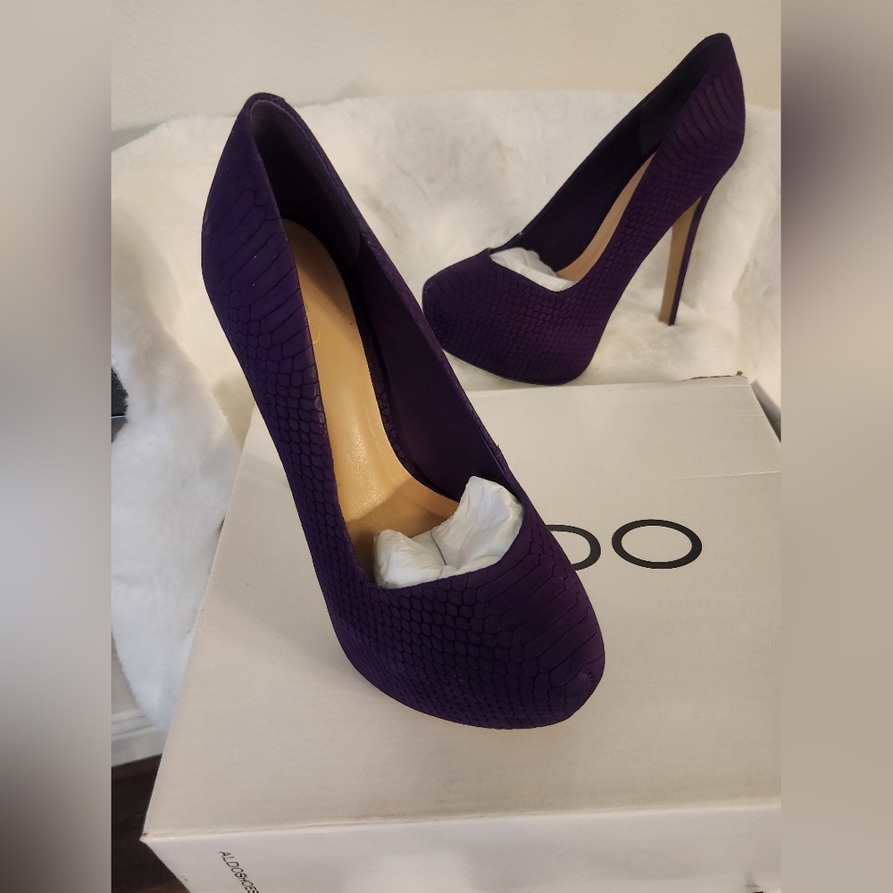 Aldo size 7 purple snakeskin print heel